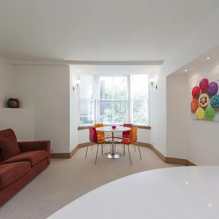 Capital Retreats - Hill Street Lane