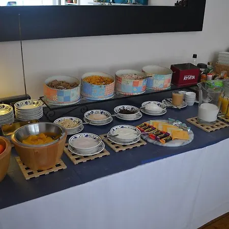 Dene Guest House, New Town بيت ضيافة