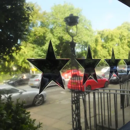 Queens ゲストハウス 4*