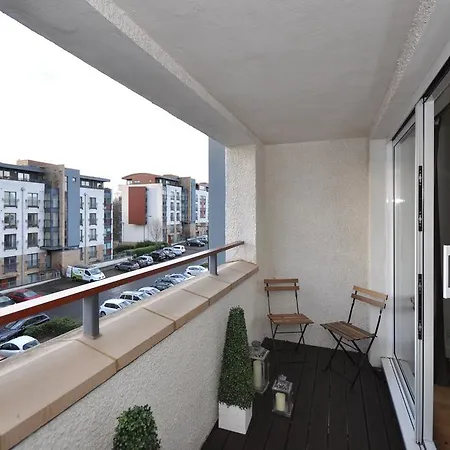 Quiet Spacious And Modern Sleeps 4 Appartement
