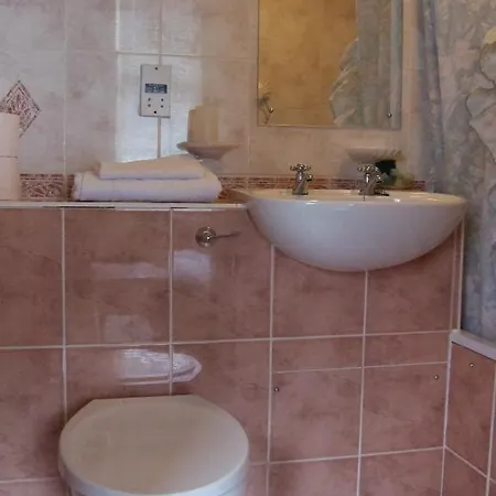 Swan Lake Bed and Breakfast 3*