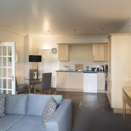 Fountain Court - Royal Garden 公寓式酒店