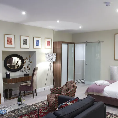 24 Royal Terrace Hotel