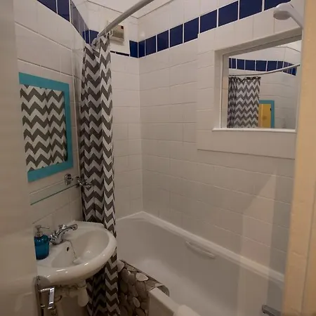 3 Bedroom Flat In South Centre Of Sleeps 6