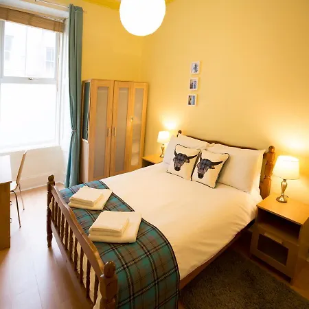 3 Bedroom Flat In South Centre Of Sleeps 6