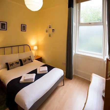 3 Bedroom Flat In South Centre Of Sleeps 6 *
