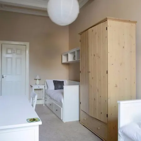 2 Bedroom With Free Parking Apartment Edinburgh