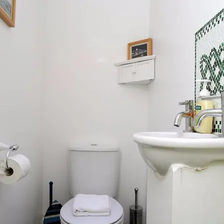 2 Bedroom With Free Parking Apartment *