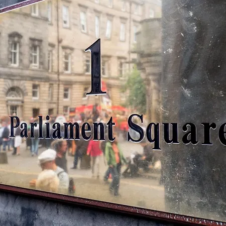 Parliament Sq *