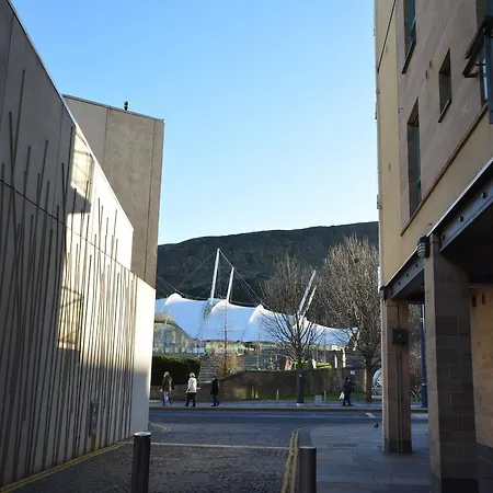 Holyrood Park - Carparking Included! Apartment *