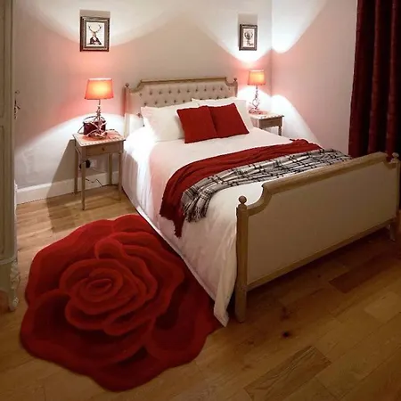 1 Bedroom Flat With Castle View *