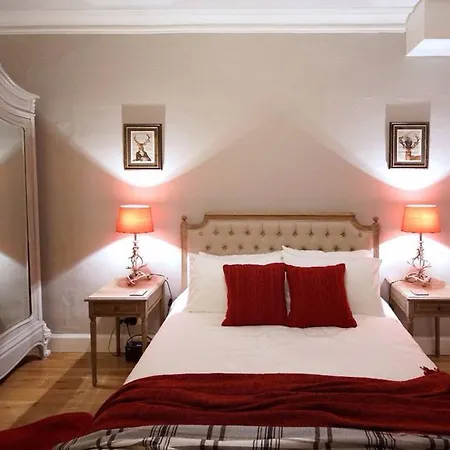 1 Bedroom Flat With Castle View *