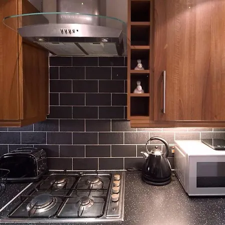 1 Bedroom Flat With Castle View *