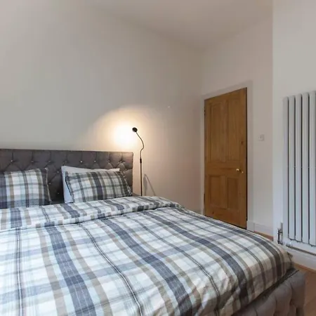 2 Bedroom Beside Castle Accommodates 6 شقة