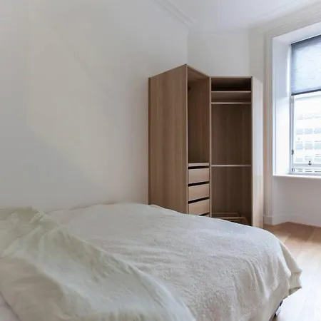 2 Bedroom Beside Castle Accommodates 6 *