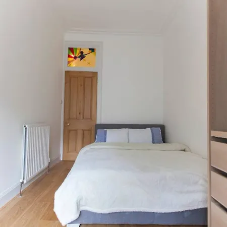 2 Bedroom Beside Castle Accommodates 6 شقة إدنبرة