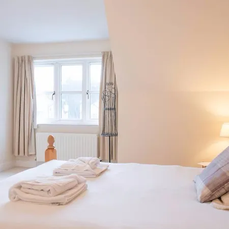 5 Bedroom House With Free Parking Sleeps 10 *
