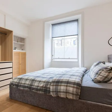 2 Bedroom Beside Castle Accommodates 6 شقة *
