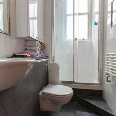 2 Bedroom Beside Castle Accommodates 6 *