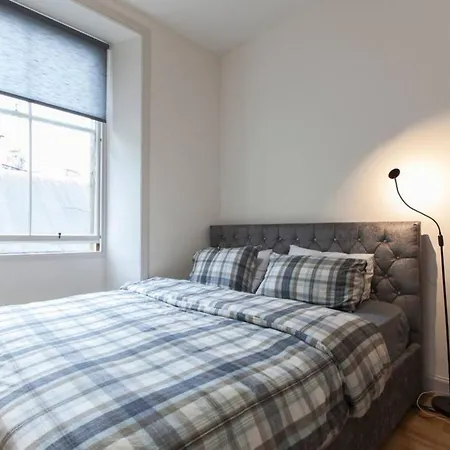 2 Bedroom Beside Castle Accommodates 6 شقة