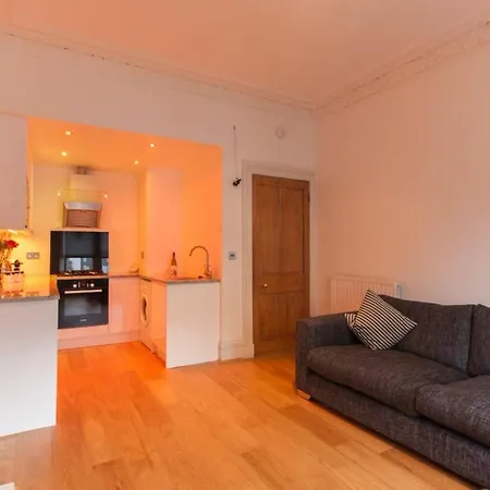 2 Bedroom Beside Castle Accommodates 6 شقة