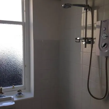 2 Bedroom Flat In Holyrood Park Sleeps 5 Edinburgh