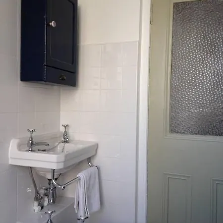 2 Bedroom Flat In Holyrood Park Sleeps 5 Apartment *
