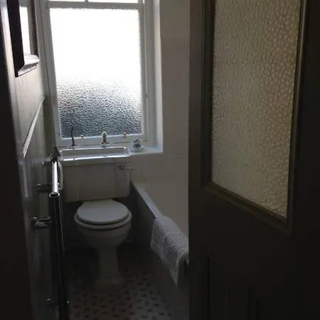 Apartment 2 Bedroom Flat In Holyrood Park Sleeps 5