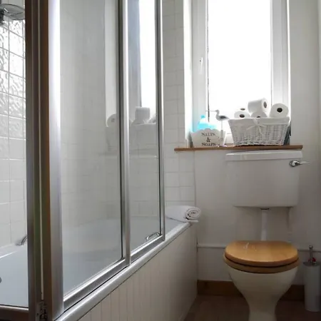 Apartment 1 Bedroom Flat 15 Minutes From Centre Sleeps 2