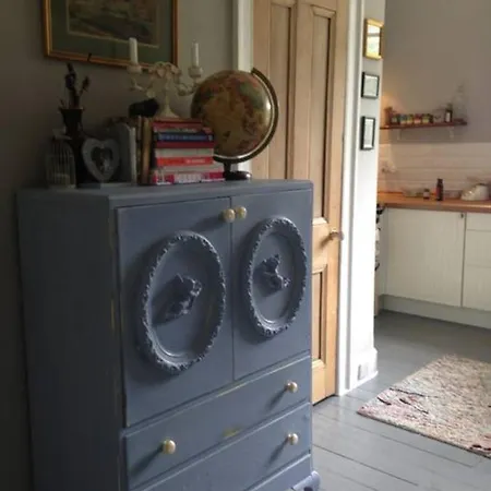 2 Bedroom Flat In Holyrood Park Sleeps 5