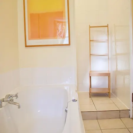 2 Bedroom Stockbridge Flat * Эдинбург