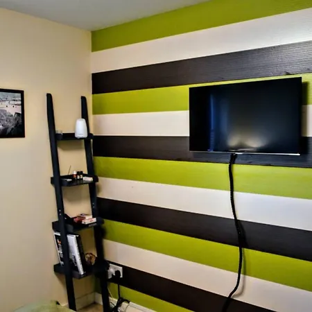 Quirky And Modern Near The Shore Apartment *