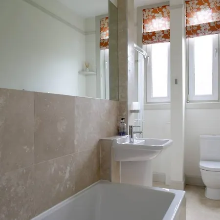 1 Bedroom Flat Near Centre Accommodates 4 Edinburgh