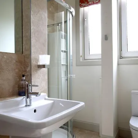 1 Bedroom Flat Near Centre Accommodates 4 Apartment *