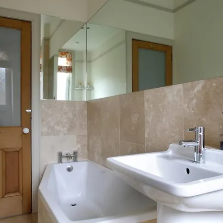 1 Bedroom Flat Near Centre Accommodates 4 Edinburgh