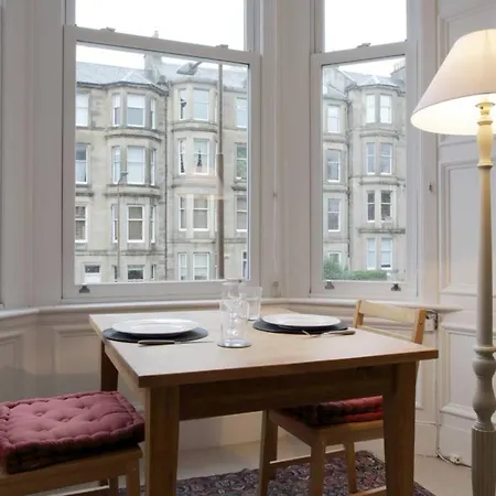 1 Bedroom Flat Near Centre Accommodates 4