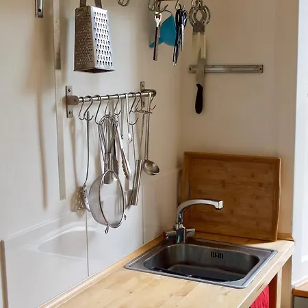 شقة 1 Bedroom Ground Floor Colony Flat Sleeps 4 *
