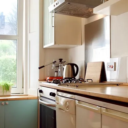 1 Bedroom Ground Floor Colony Flat Sleeps 4 شقة *