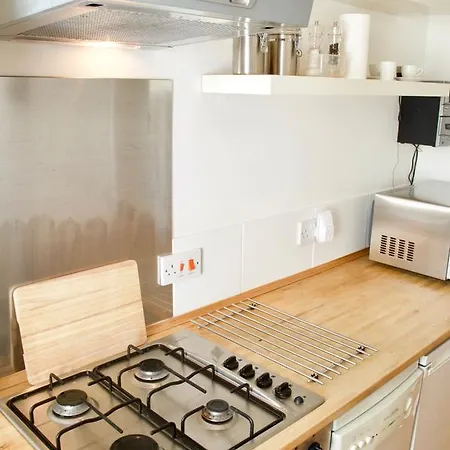 شقة 1 Bedroom Ground Floor Colony Flat Sleeps 4 *