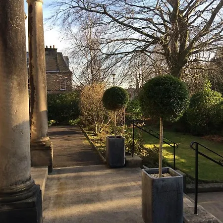 B&B Claremont House 5*