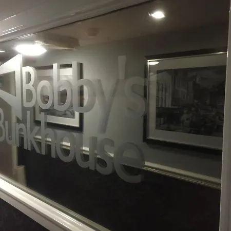 Bobby's Bunkhouse Hostal *