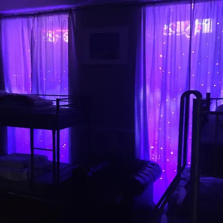 Bobby's Bunkhouse Hostal *