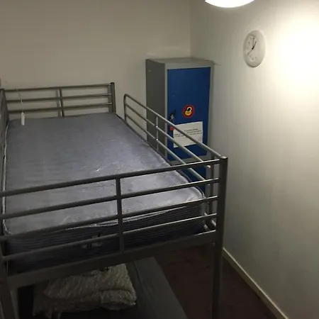Bobby's Bunkhouse Hostal *