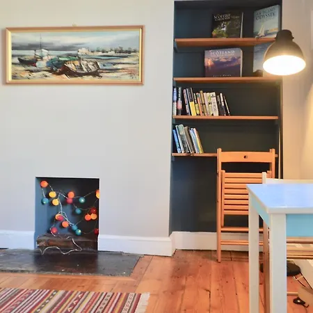 1 Bedroom Flat Near Princes St Sleeps 4 *