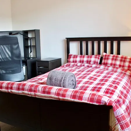 2 Bedroom Flat In Leafy Morningside Sleeps 4 Apartment *