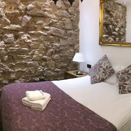 Royal Mile By The Castle Aparthotel 5*