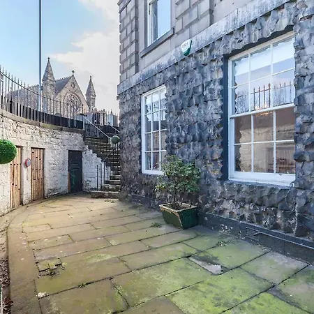 Beautifully Modernised New Town *