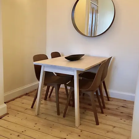 Modern Central & Bright Minimal Pad * إدنبرة