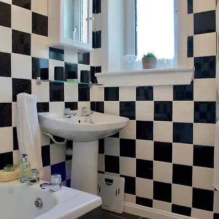 2 Bedroom Close To Stockbridge *