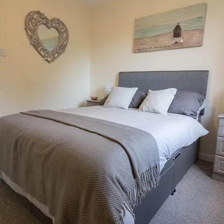 South Groathill - Lovely 2 Bed With Castle View דירה